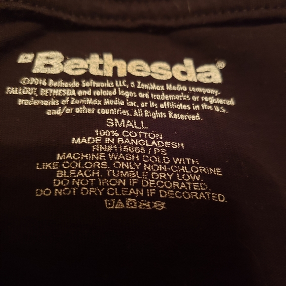 Fallout Video Game T-Shirt - Picture 3 of 3